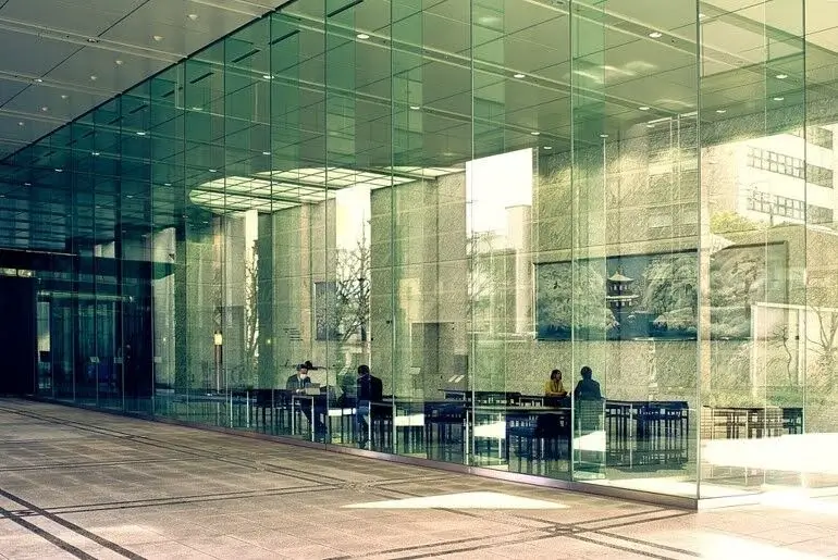 شیشه سکوریتی در بازسازی ساختمان